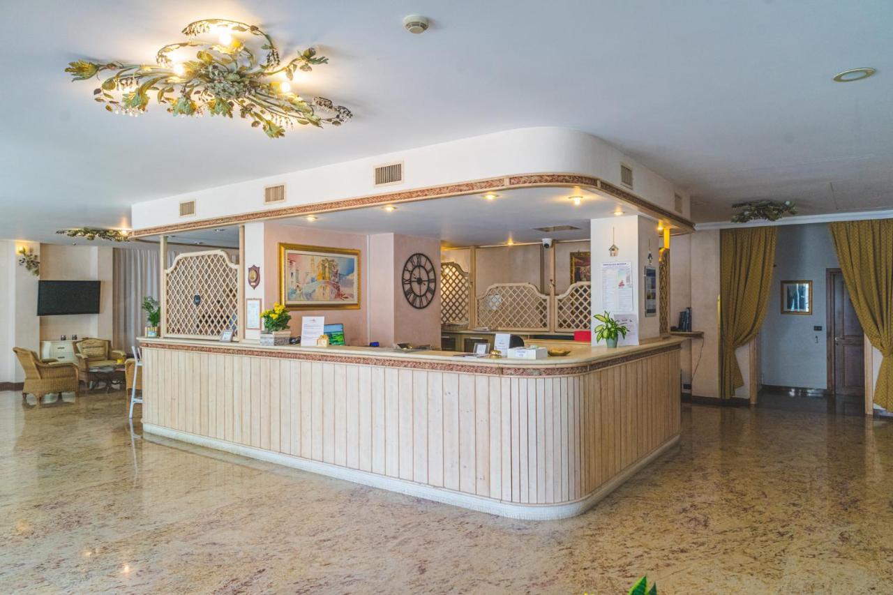 Hotel Sole Sottomarina Exteriör bild
